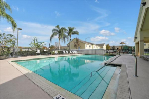 Remodeled Retreat: Tranquil Resort Oasis Near Theme Parks